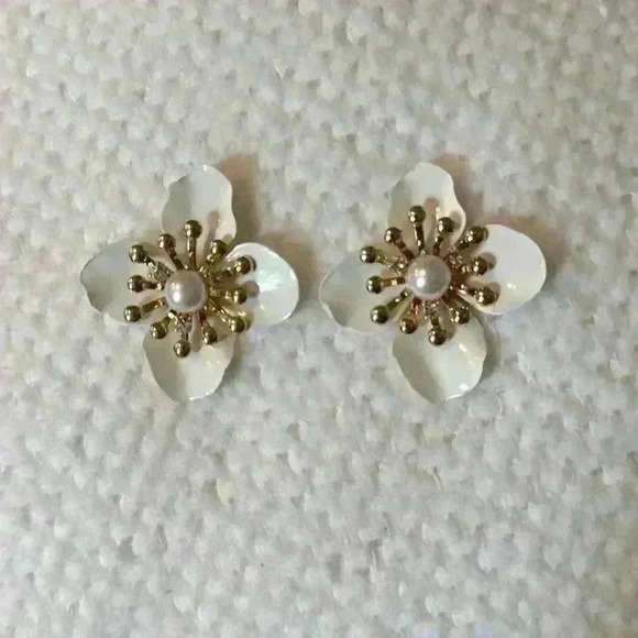 White flower stud earrings - Picture 1 of 2